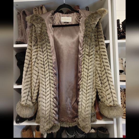 Faux Fur jacket with hood - Picture 3 of 13